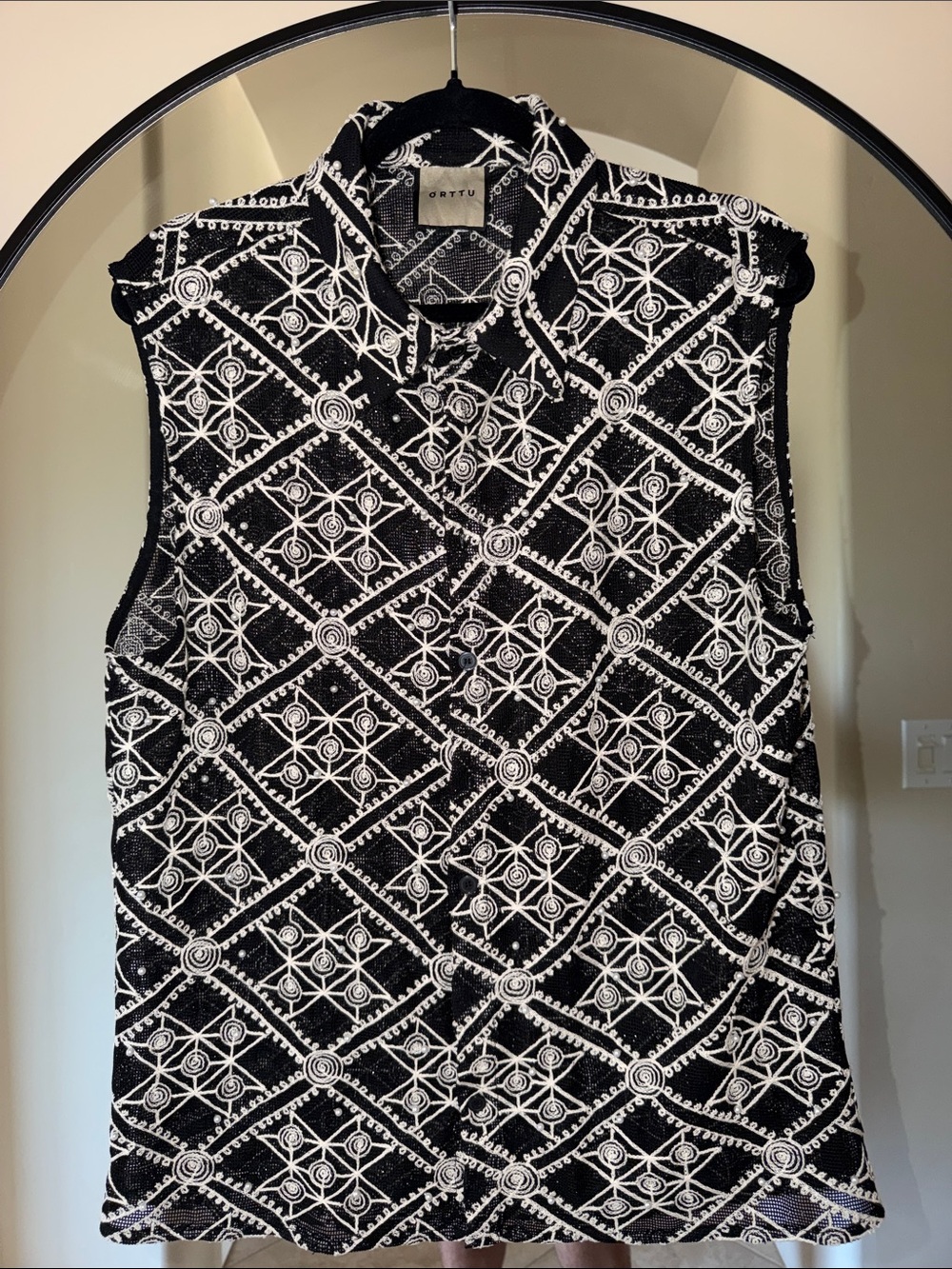 Black & White Pearl Sleeveless Collared Top